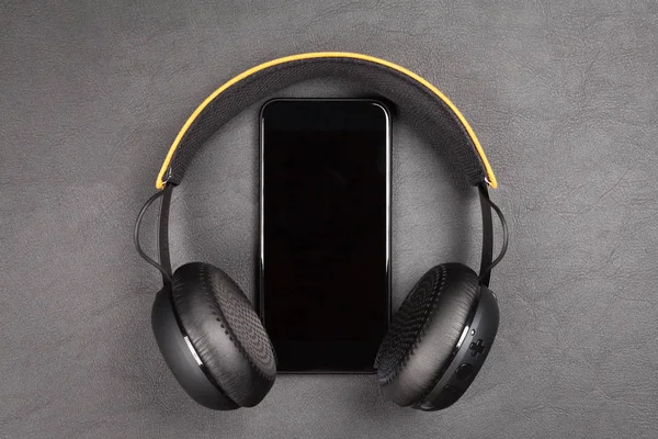 Preto moderno smartphone e fones de ouvido — Fotografia de Stock