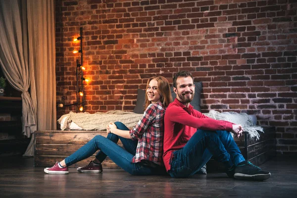 Junges Paar zu Hause — Stockfoto