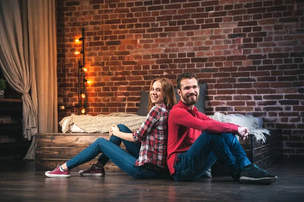 Jovem casal em casa — Fotografia de Stock