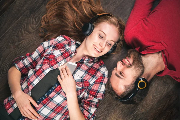 Young couple at home — Stock Photo, Image