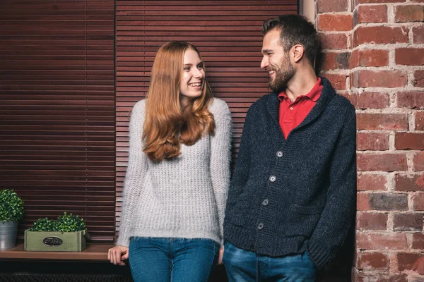 Pareja joven en casa — Foto de Stock