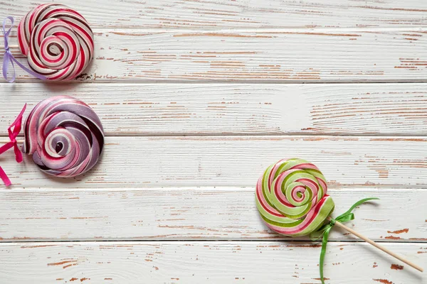 Doces de pirulito em branco — Fotografia de Stock