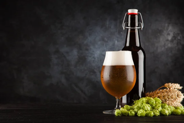 Bicchiere di birra su sfondo scuro — Foto Stock