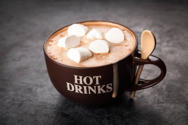 Bir fincan sıcak çikolata.