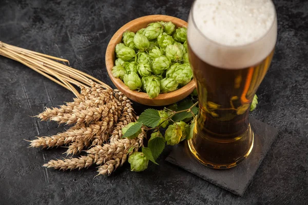 Bicchiere di birra su sfondo scuro — Foto Stock