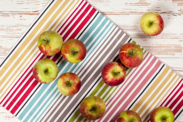 Свежие сочные яблоки — стоковое фото