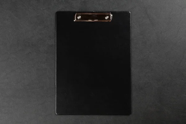 桌上的黑色剪贴板 — 图库照片