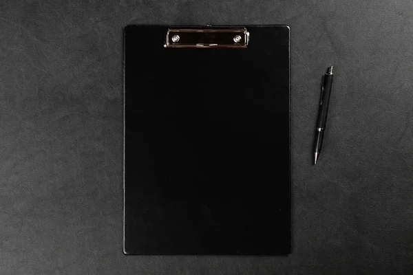 テーブルの上の黒のクリップボード — ストック写真