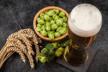 koyu arka plan üzerinde bira cam