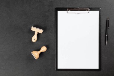 Bir tablo üzerinde siyah Pano