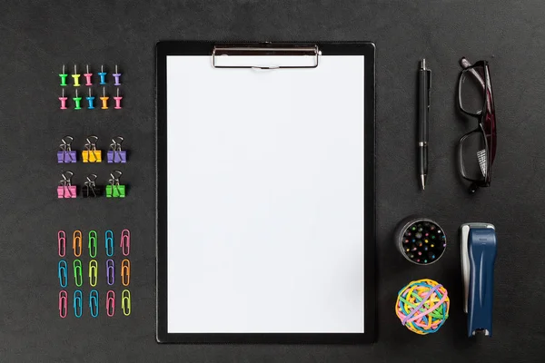 Black clipboard on a table — Stock Photo, Image
