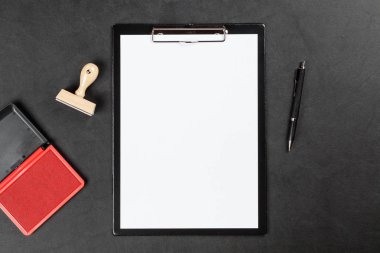 Bir tablo üzerinde siyah Pano