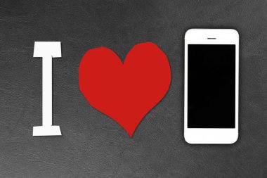 Karanlık yüzeyinde yalan beyaz akıllı telefonlar