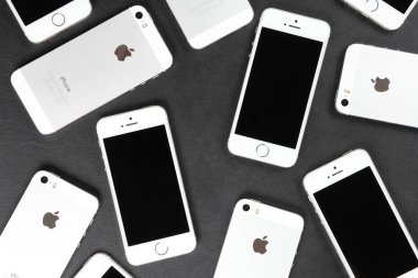 Deri yüzeyinde yalan Apple iphone 5'ler akıllı telefonlar