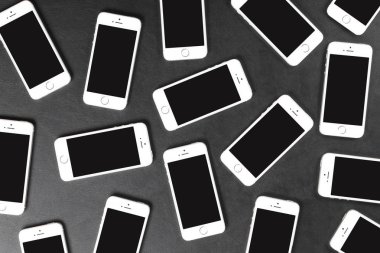 Deri yüzeyinde yalan Apple iphone 5'ler akıllı telefonlar
