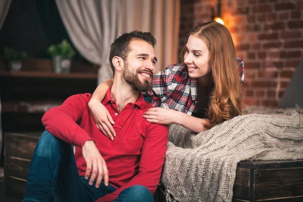 Mladý pár doma — Stock fotografie