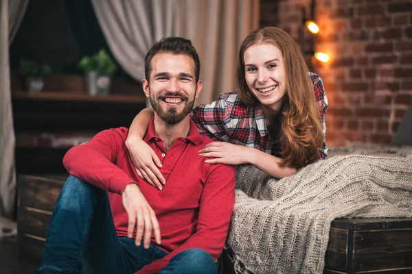 Jovem casal em casa — Fotografia de Stock