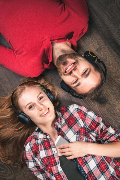 Pareja joven en casa —  Fotos de Stock