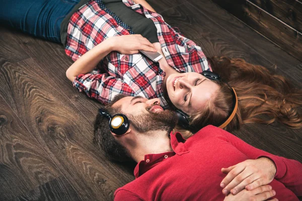 Young couple at home — Stock Photo, Image