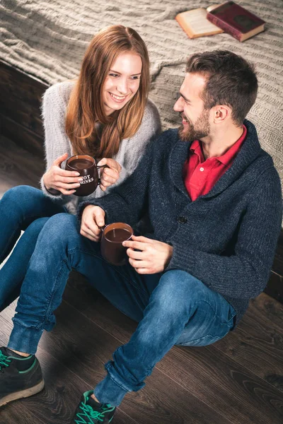 Jovem casal em casa — Fotografia de Stock