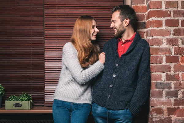 Jovem casal em casa — Fotografia de Stock