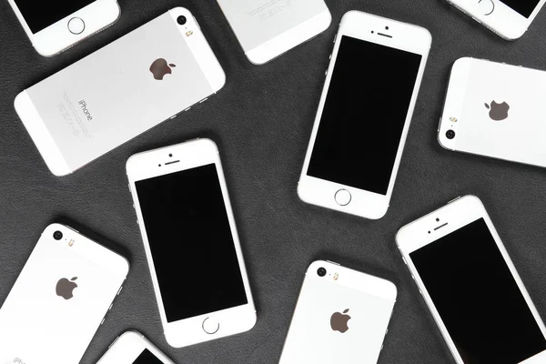Apple iPhone 5s smartphones lying on leather surface — Stock Photo, Image