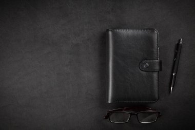 Bir tablo üzerinde siyah Organizatör