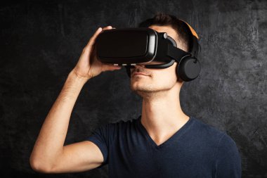 VR gözlük kullanan adam