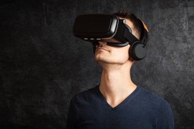 VR gözlük kullanan adam