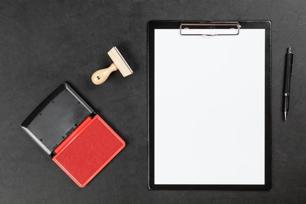 Área de transferência preta em uma mesa — Fotografia de Stock