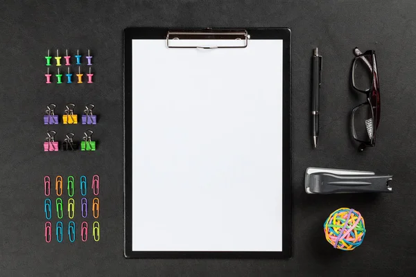 Black clipboard on a table — Stock Photo, Image