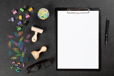 Bir tablo üzerinde siyah Pano