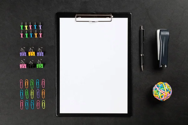 Black clipboard on a table — Stock Photo, Image