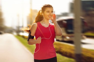 Şehirde çalışan genç güzel kadın