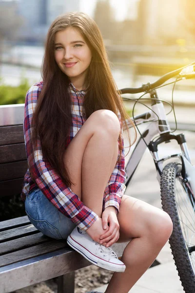 Genç kadın bir bisiklet gezisi kahve içme — Stok fotoğraf