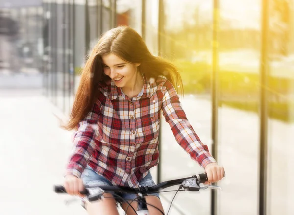 Młoda piękna kobieta na rowerze — Zdjęcie stockowe