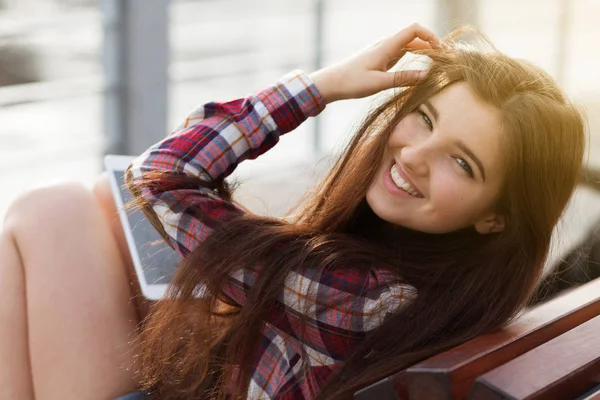 Retrato facial de mulher jovem usando um tablet pc — Fotografia de Stock