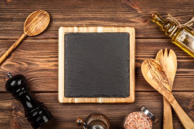 Ahşap bir çerçeve içinde kayrak yönetim kurulu