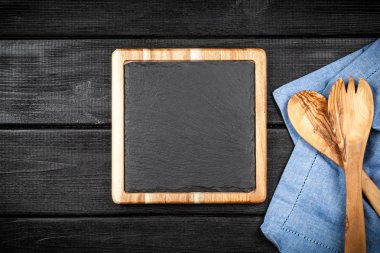 Ahşap bir çerçeve içinde kayrak yönetim kurulu