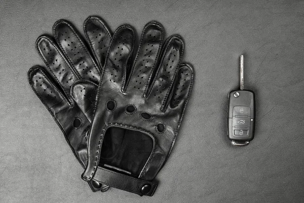 Clés de voiture et gants de conduite — Photo