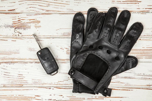 Ключи от машины и водительские перчатки — стоковое фото