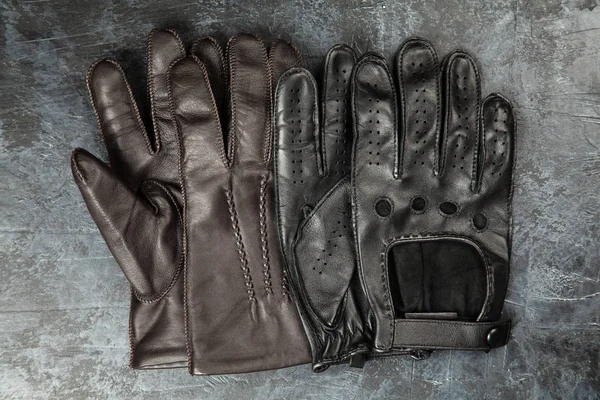 Две пары кожаных перчаток — стоковое фото