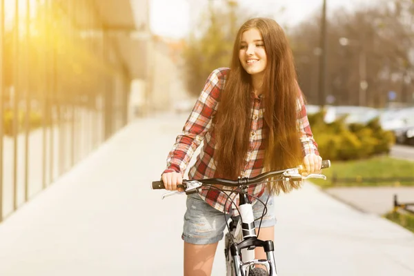 Jonge mooie vrouw op een fiets — Stockfoto