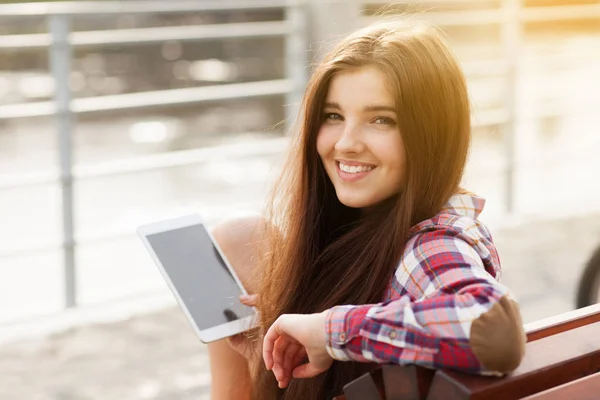 Gesichtsporträt einer jungen Frau mit einem Tablet-PC — Stockfoto