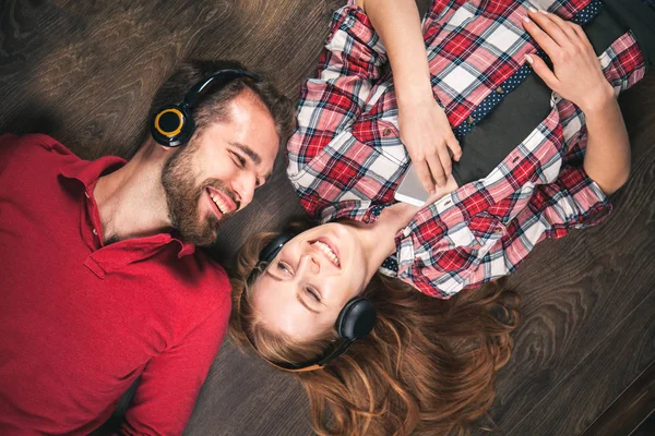 Young couple at home — Stock Photo, Image