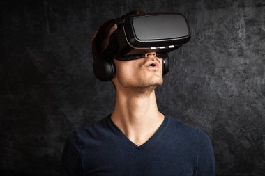 VR gözlük kullanan adam