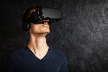 VR gözlük kullanan adam