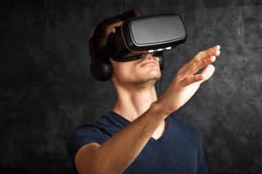VR gözlük kullanan adam
