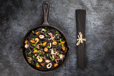 Deniz mahsullü siyah spagetti.