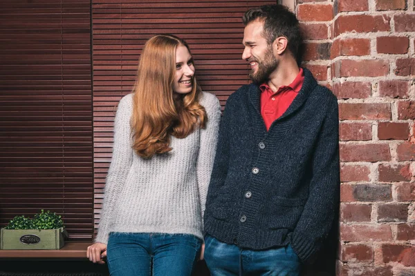 Jovem casal em casa — Fotografia de Stock